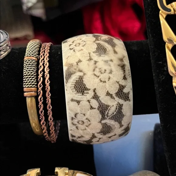 All wearable vintage to now jewelry lot, 0228A - Picture 4 of 15